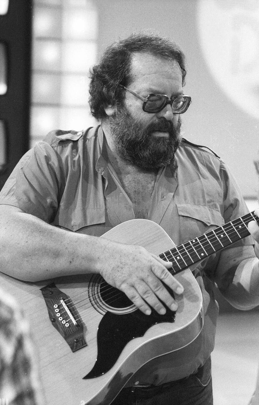 Bud Spencer Carlo Pedersoli Hochzeit Gitarre spielend